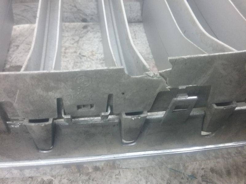 Решетка радиатора левая