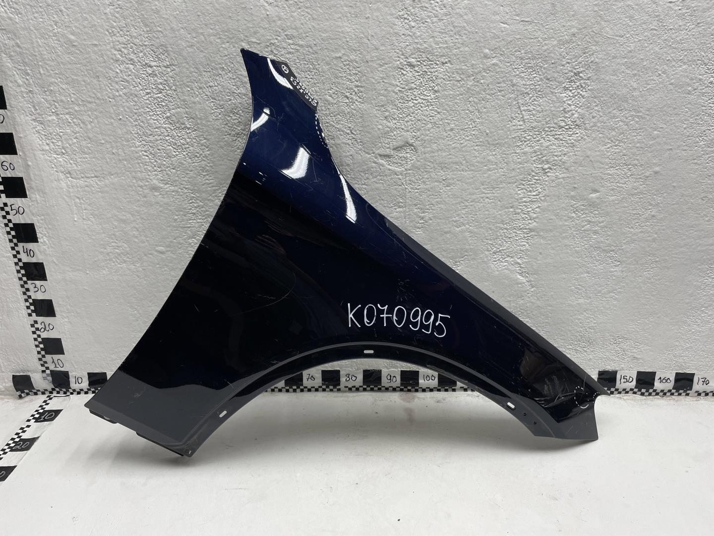 Крыло переднее правое