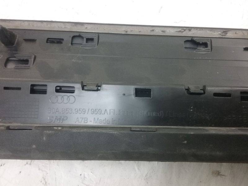 Накладка двери передней левой