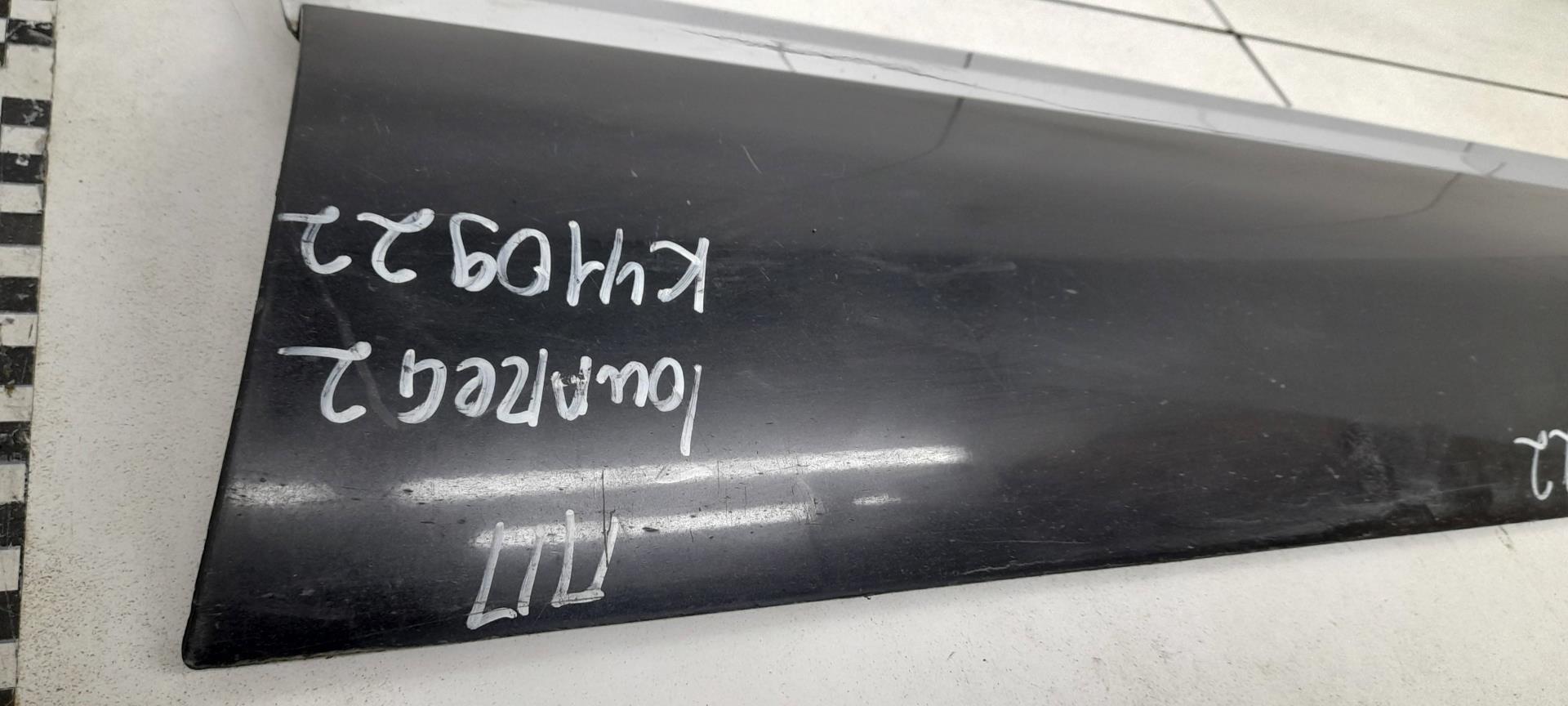 Накладка двери передней правой