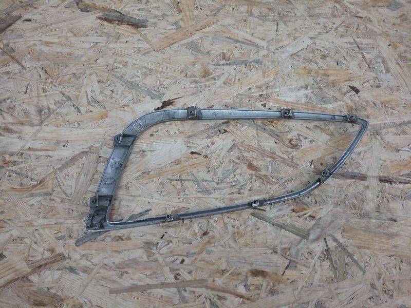 Рамка противотуманной фары левой