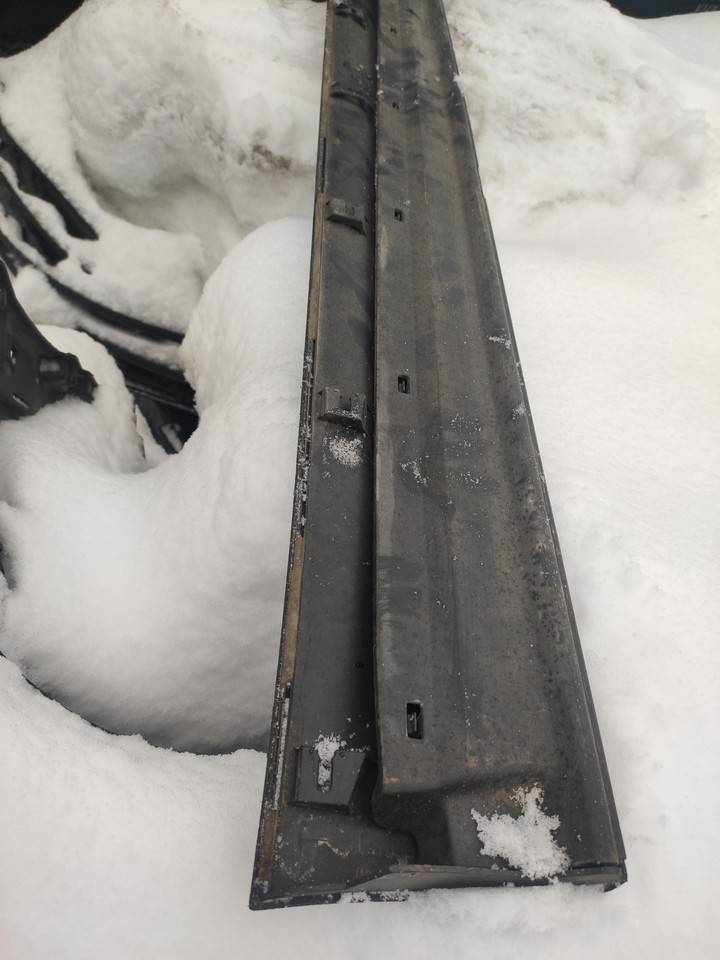 Накладка двери передней правой