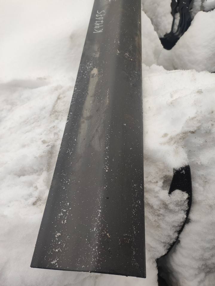 Накладка двери передней правой