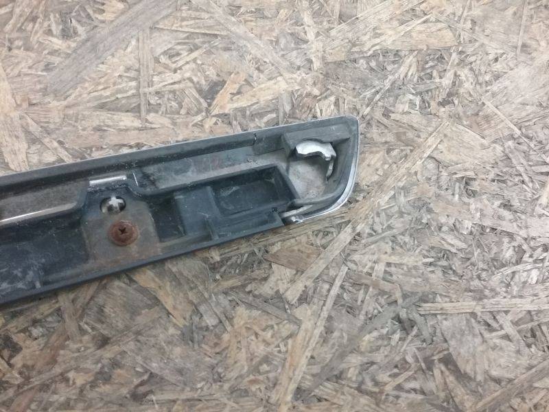 Накладка двери передней левой