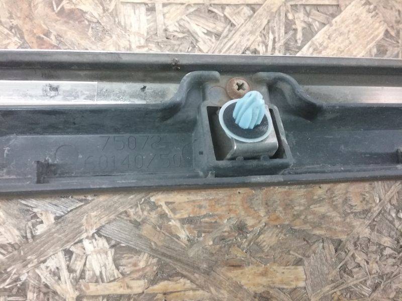 Накладка двери передней левой