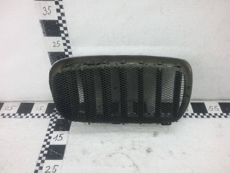 Решетка радиатора левая