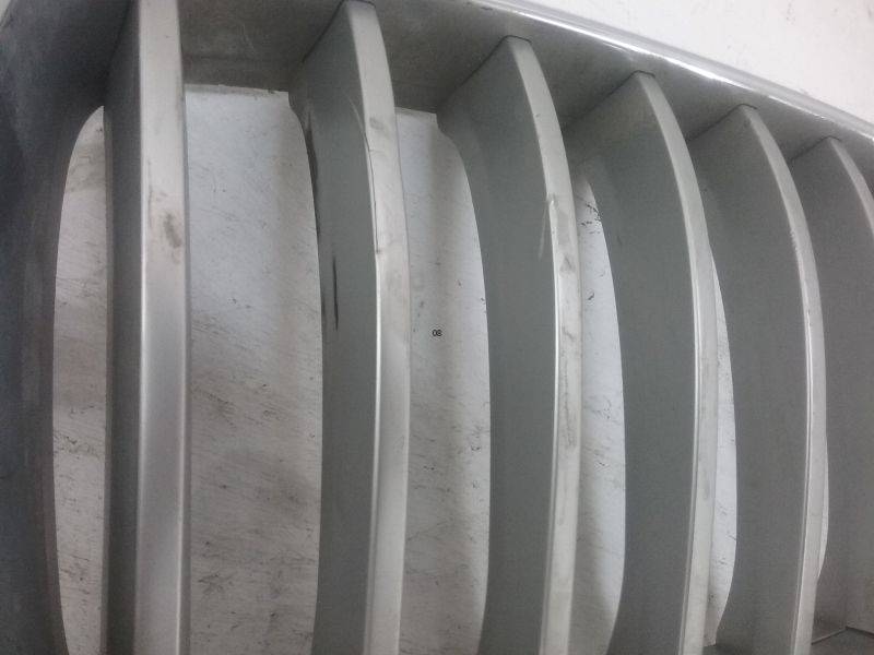 Решетка радиатора левая