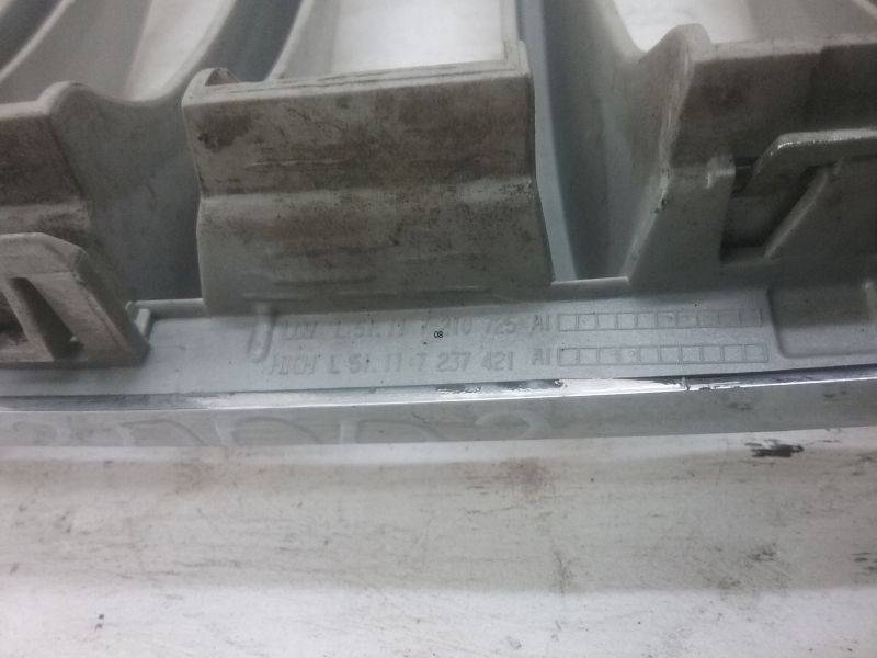 Решетка радиатора левая