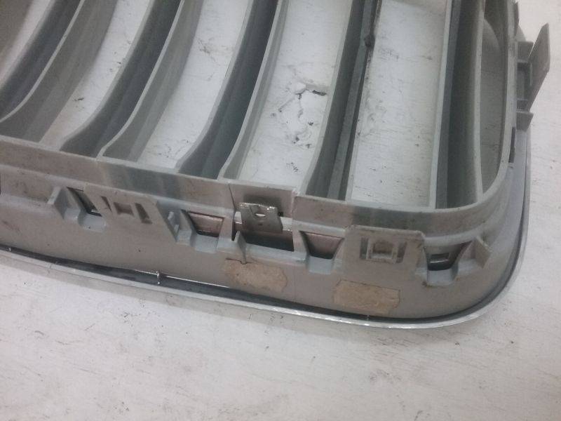 Решетка радиатора левая