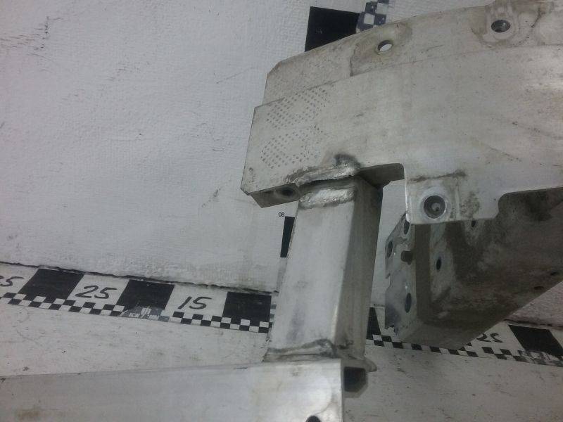 Усилитель переднего бампера