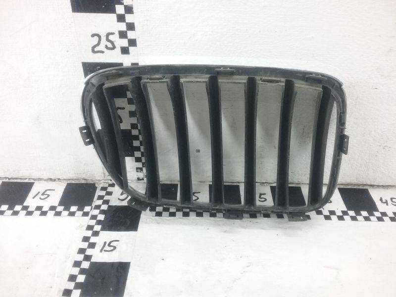 Решетка радиатора левая