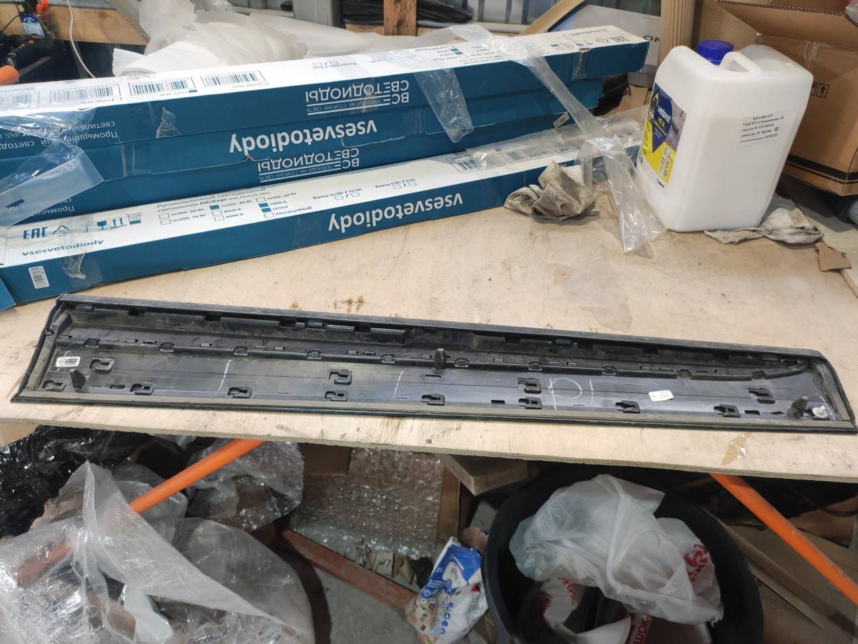 Накладка двери передней правой