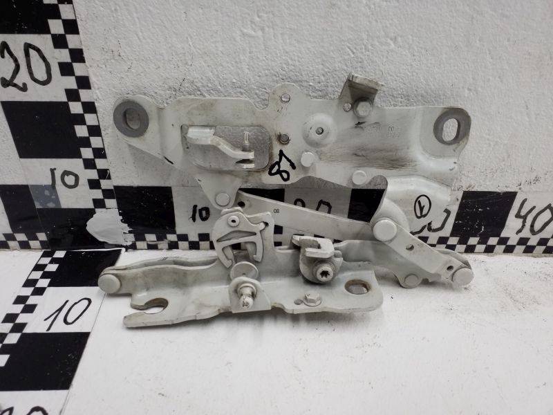 Петля капота левая