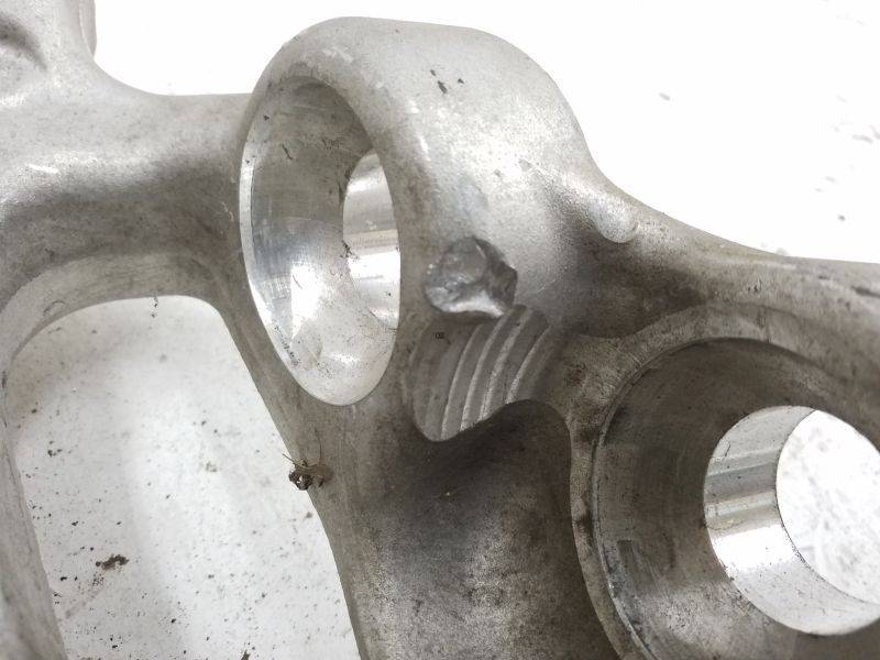 Кулак поворотный передний левый