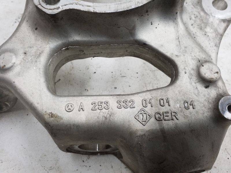 Кулак поворотный передний левый