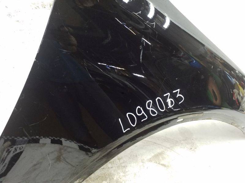 Крыло переднее правое