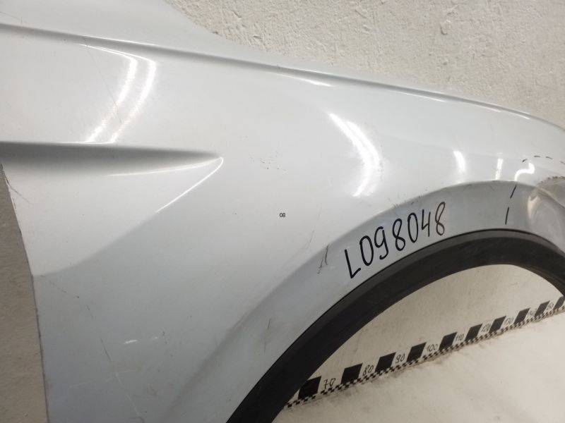 Крыло переднее правое