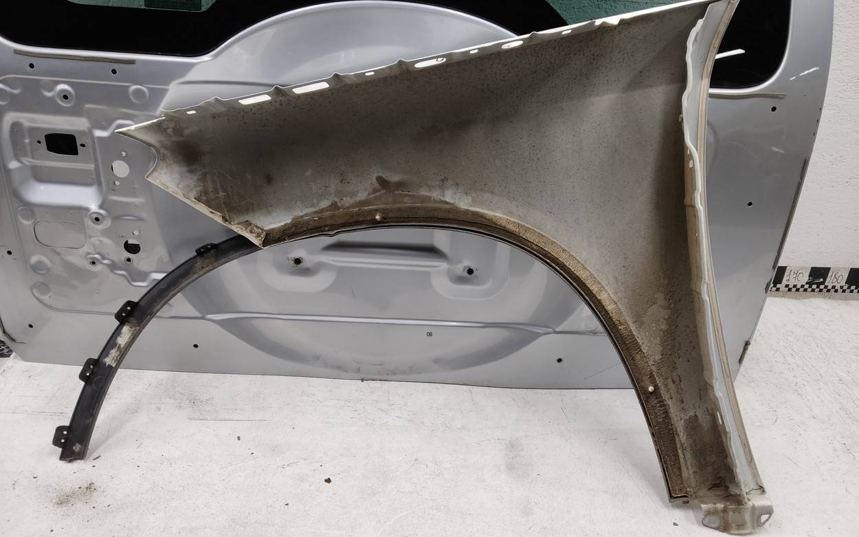 Крыло переднее правое