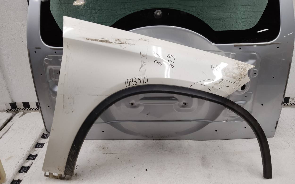 Крыло переднее правое