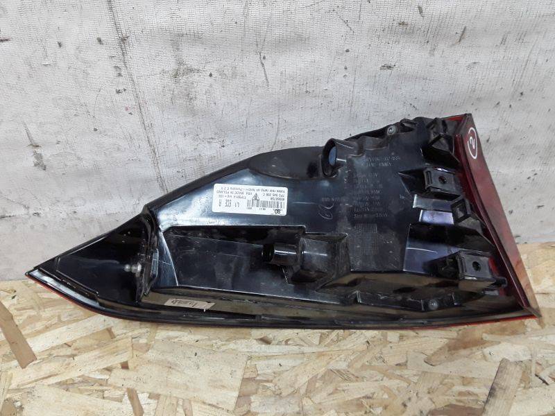 Фонарь задний наружный правый