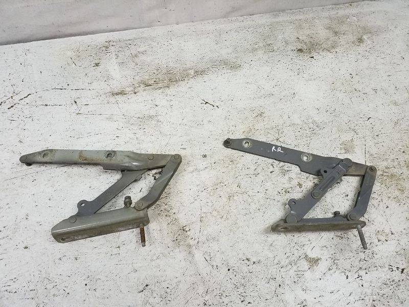 Петля капота левая