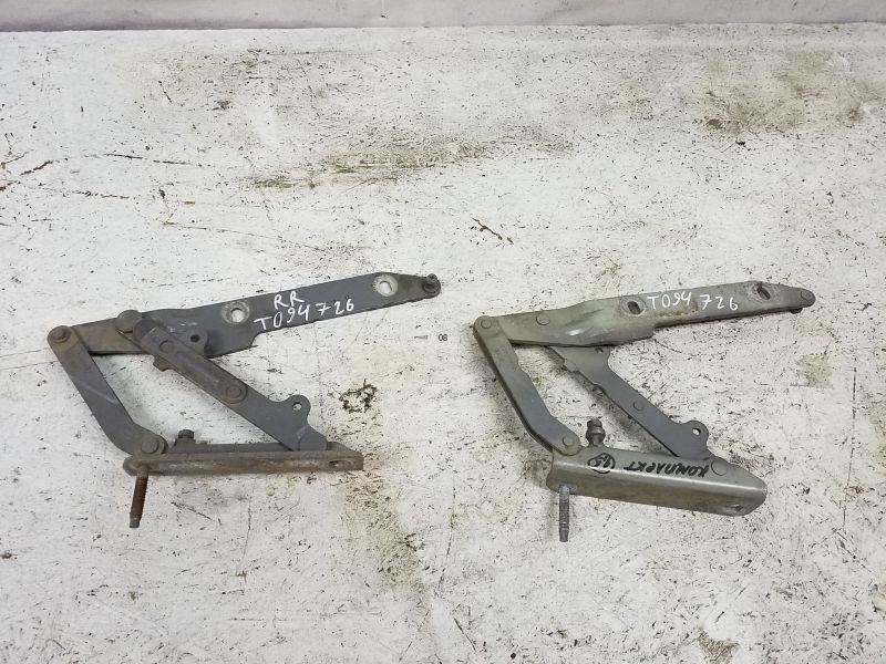 Петля капота левая