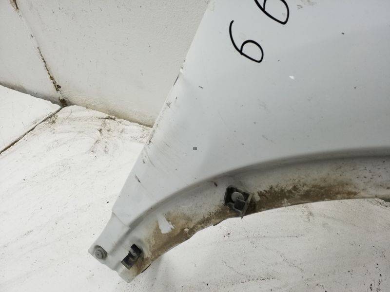 Крыло переднее правое