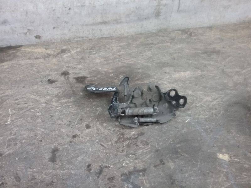 Замок капота