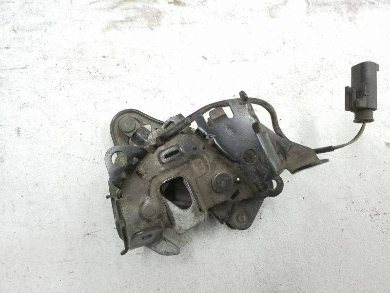 Замок капота