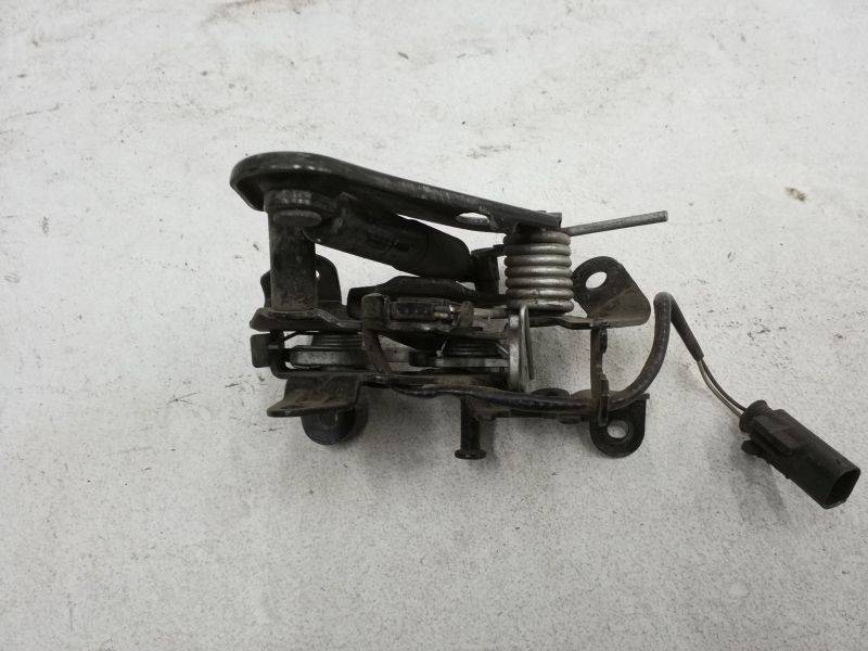 Замок капота