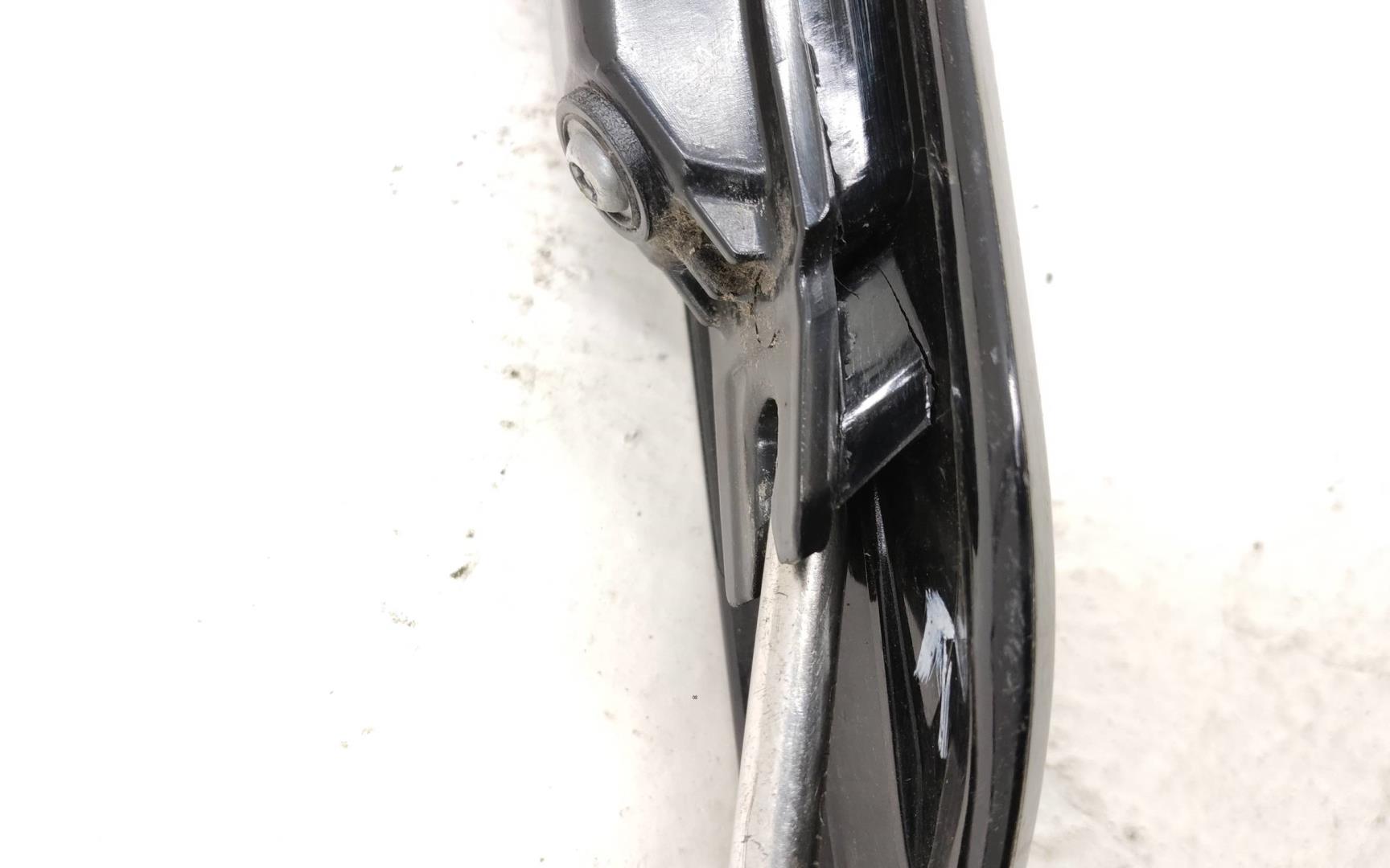 Фонарь задний наружный правый