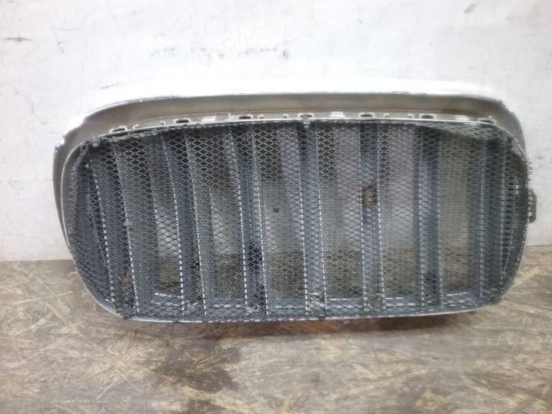 Решетка радиатора левая