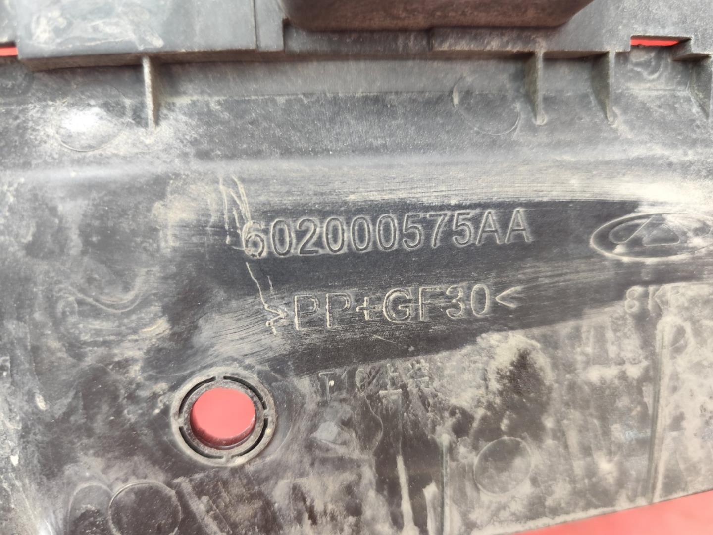 Кожух замка капота