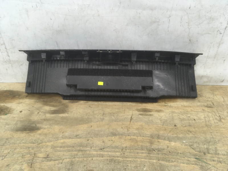 Кожух замка багажника