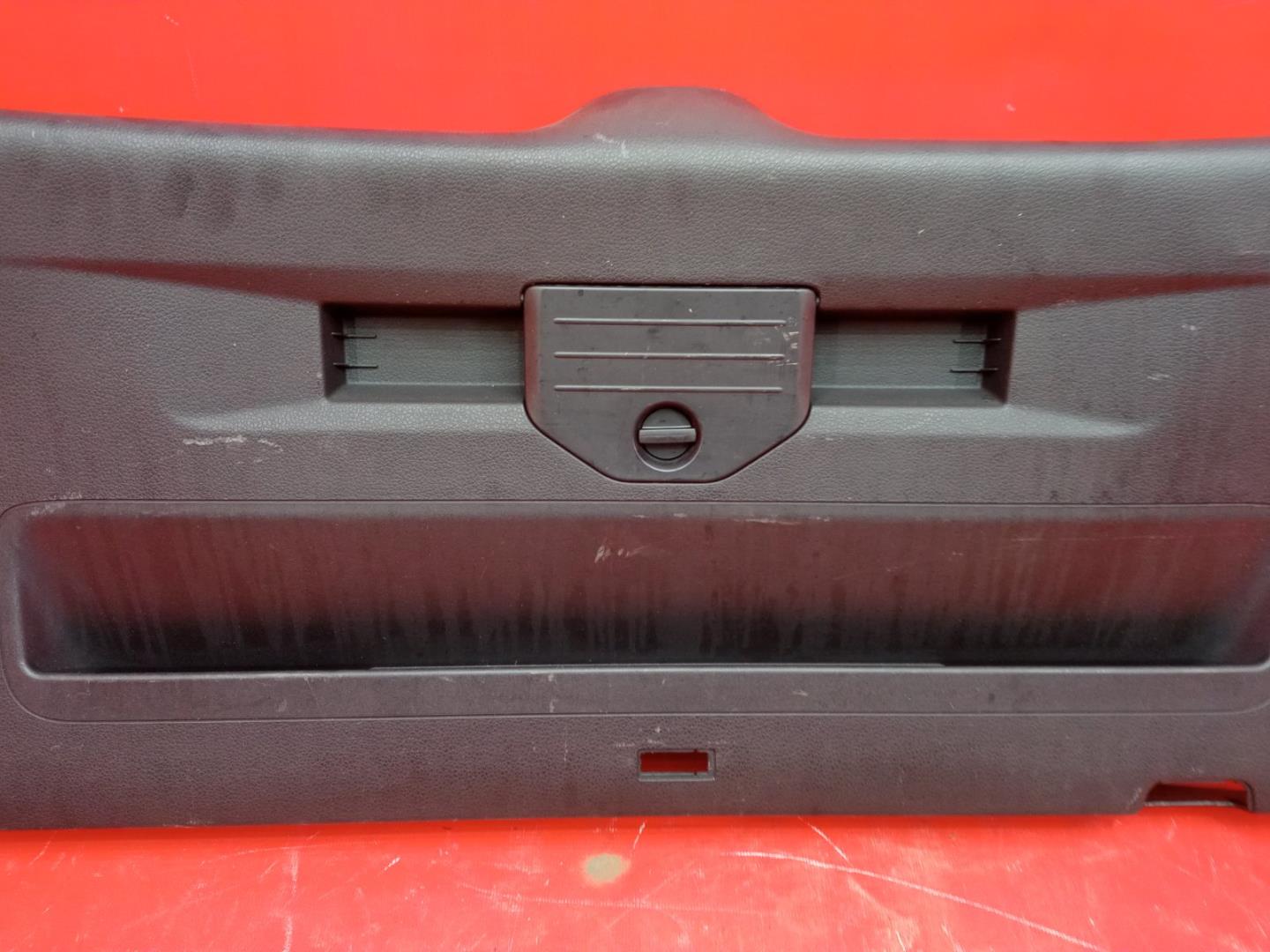 Обшивка крышки багажника