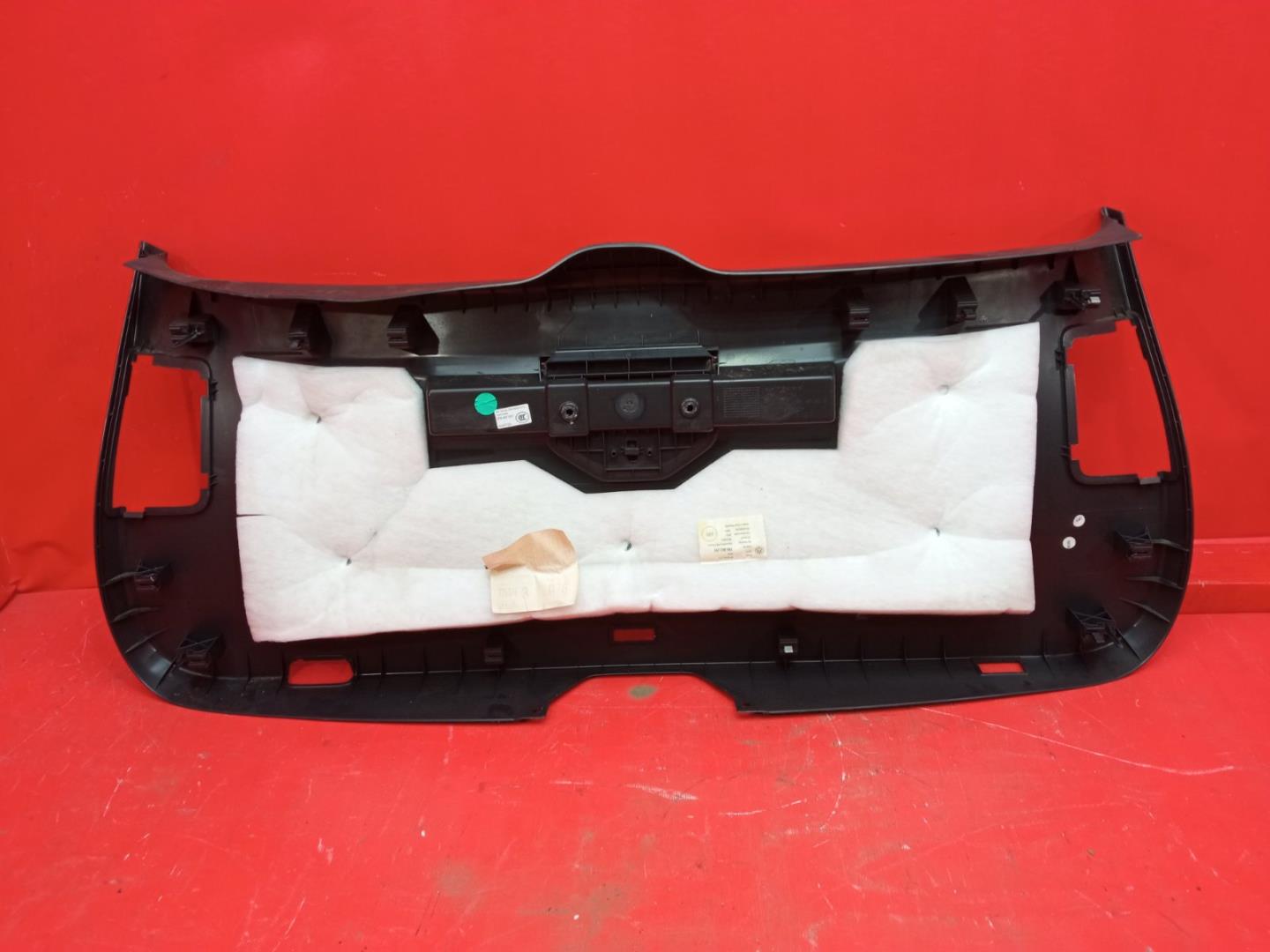 Обшивка крышки багажника