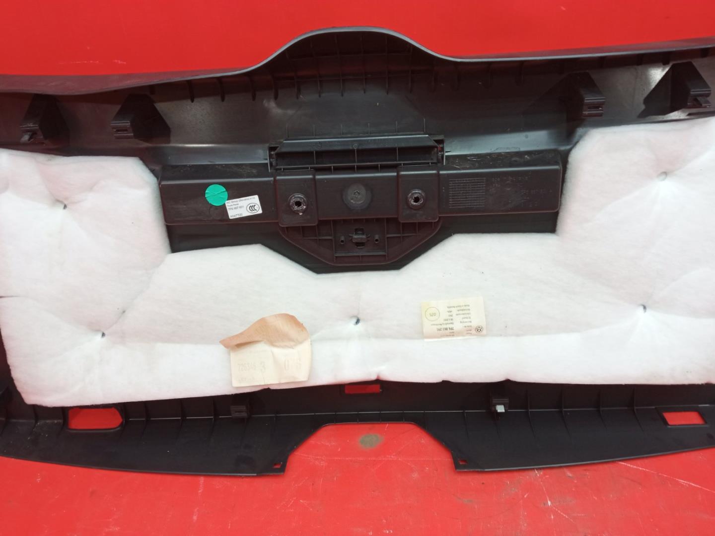 Обшивка крышки багажника