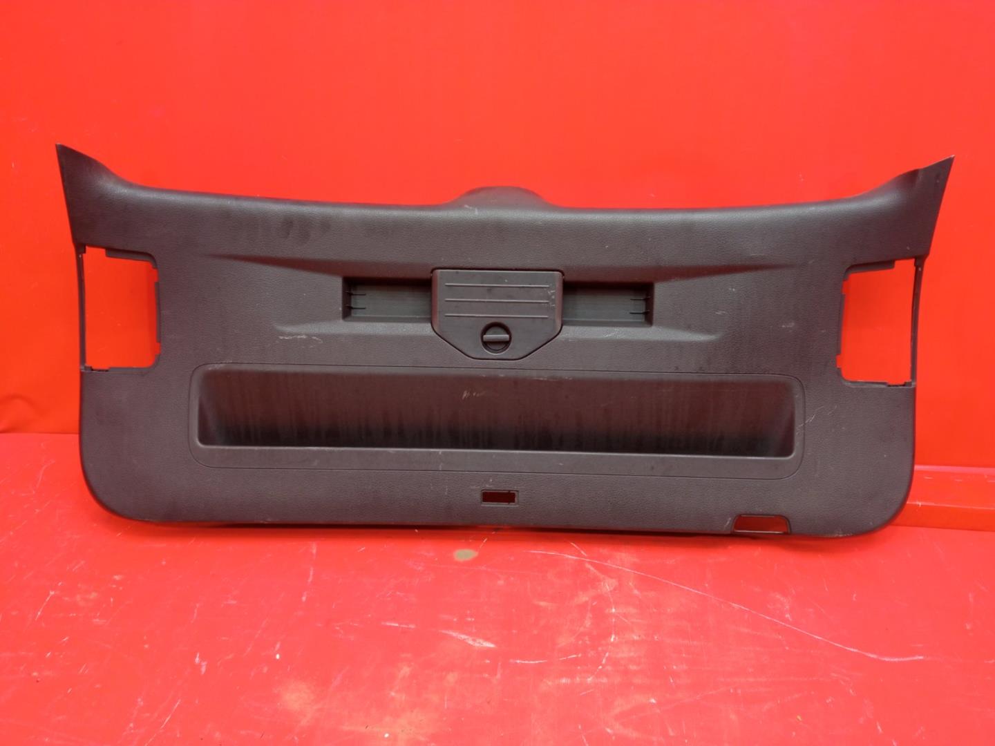 Обшивка крышки багажника