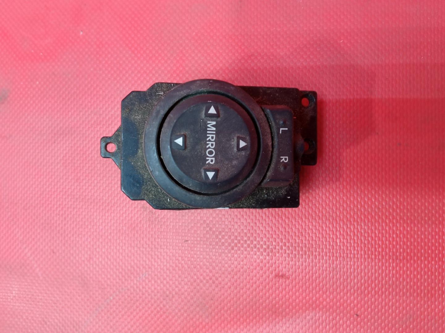 Кнопка регулировки зеркала