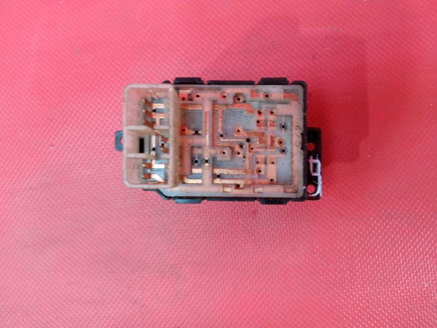 Кнопка регулировки зеркала