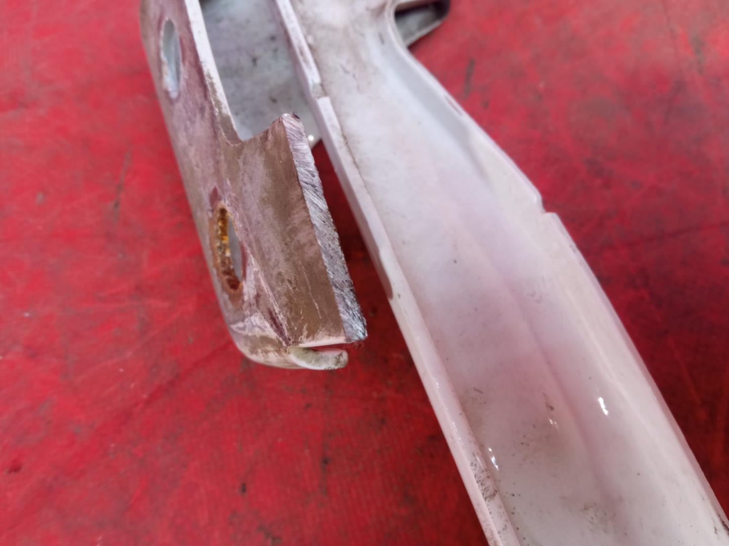 Петля капота