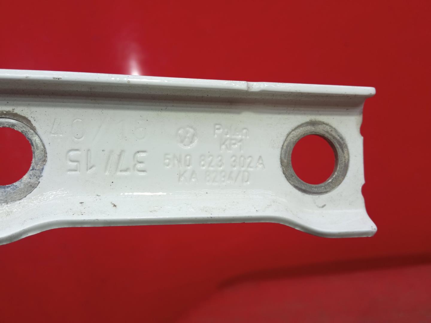 Петля капота