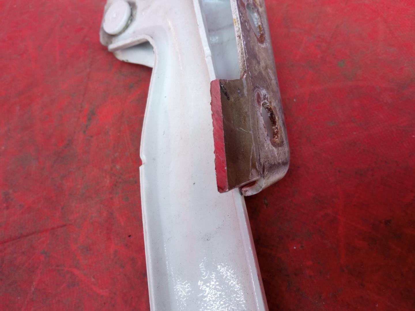 Петля капота