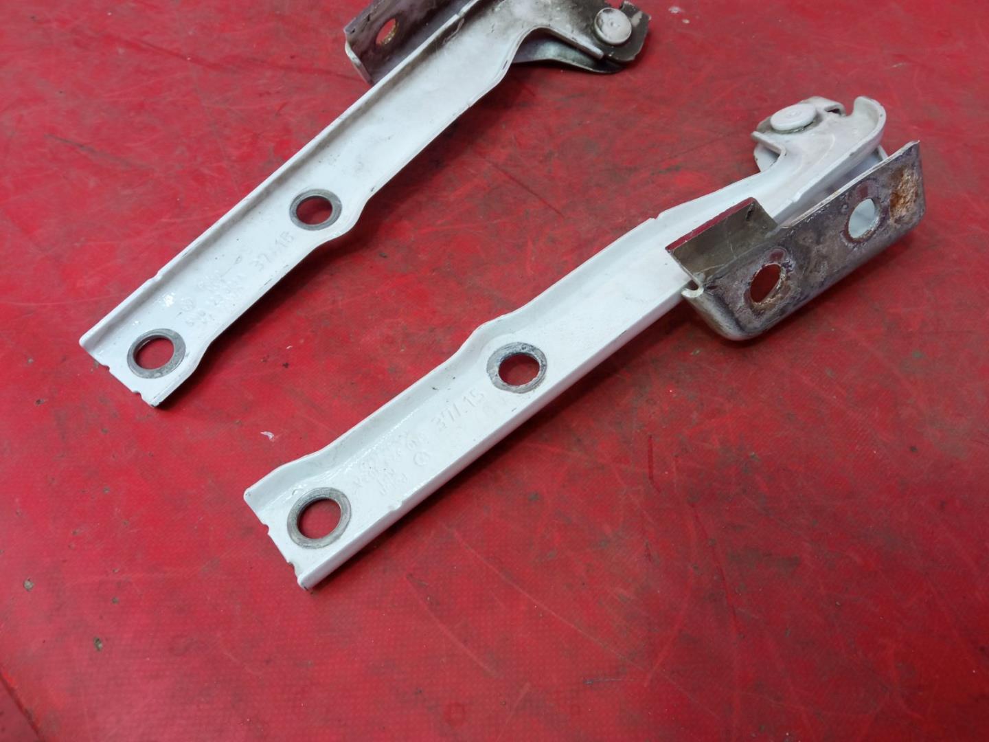 Петля капота