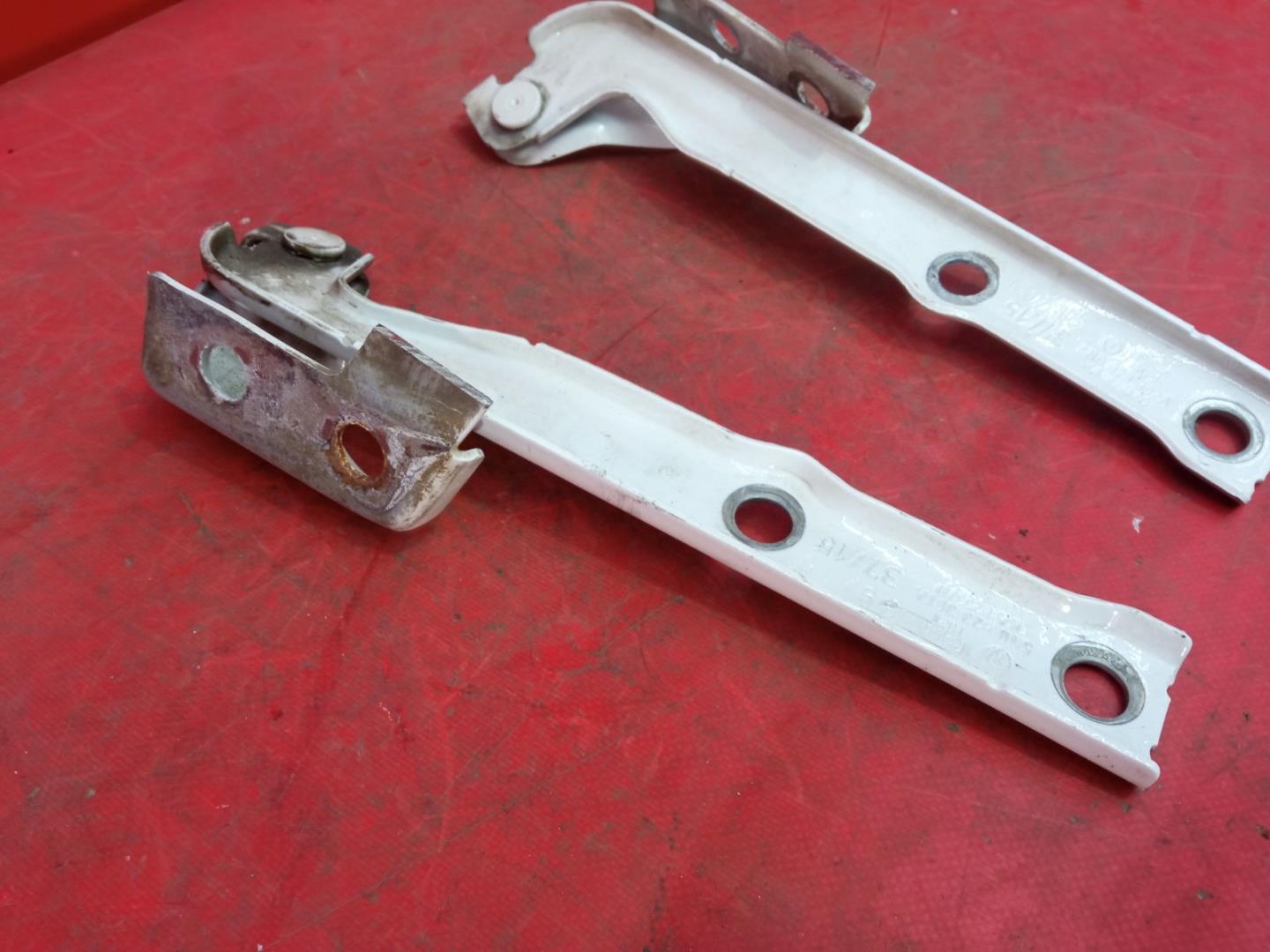 Петля капота