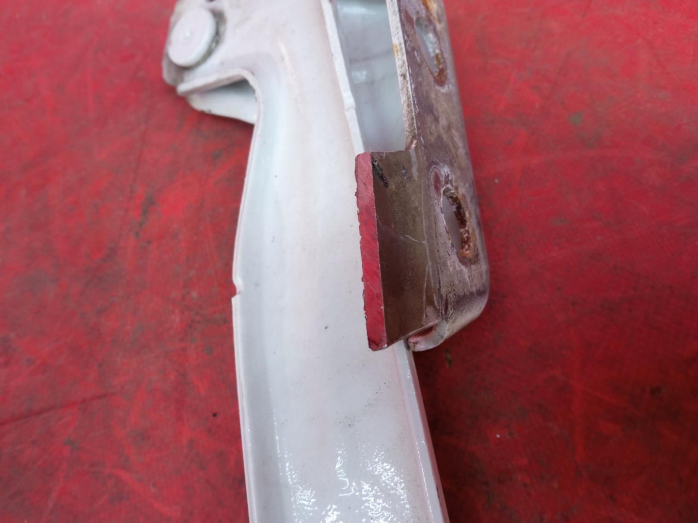 Петля капота