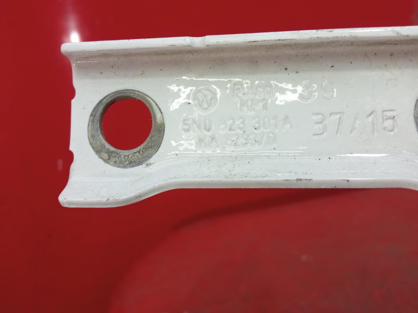 Петля капота