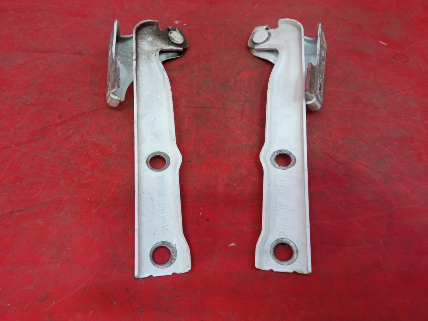 Петля капота