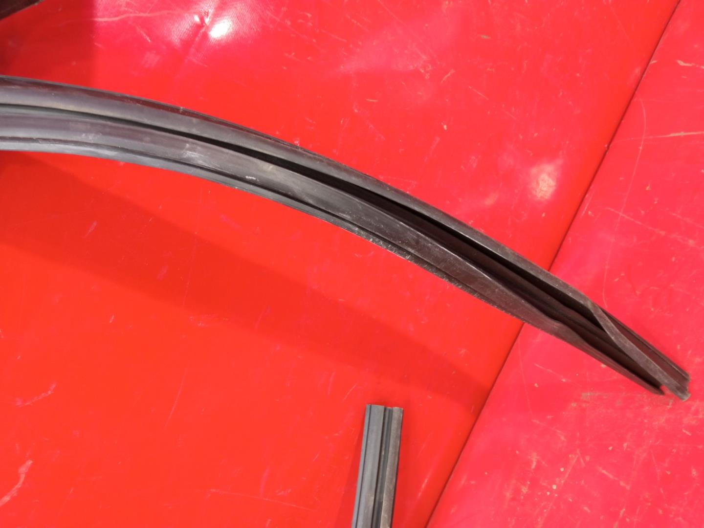 Направляющая стекла двери