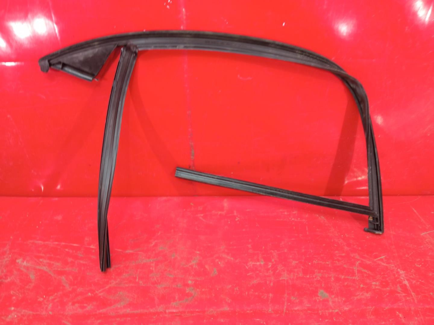 Направляющая стекла двери